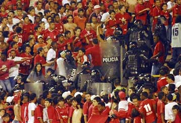 Δεκάδες τραυματίες και καταστροφές στο ντέρμπι Αμπέρικα – Ντεπορτίβο Κάλι