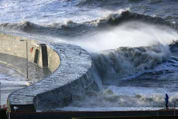 Σφοδρές καταιγίδες και θυελλώδεις άνεμοι σαρώνουν τη Μεγάλη Βρετανία