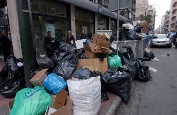 Συσσωρεύονται τα σκουπίδια στους δρόμους εξαιτίας της απεργίας στους ΟΤΑ