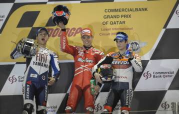 Υπό το φως των προβολέων έκανε ο Στόνερ ποδαρικό στο Παγκόσμιο πρωτάθλημα Moto Gp