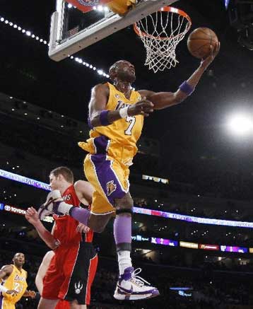 Ανέβηκαν στην κορυφή οι Λέικερς με νίκη επί των Ράπτορς