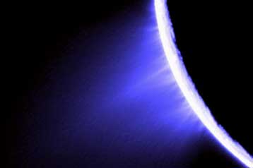 Μέσα από τους θερμοπίδακες του Εγκέλαδου πέρασε το διαστημικό σκάφος Cassini