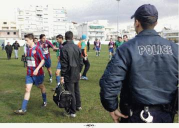 Δύο τραυματίες και υλικές καταστροφές στο Μενίδι σε συμπλοκή οπαδών