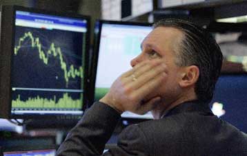 Σε νέα ιστορικά χαμηλά επίπεδα «βουλιάζει» το δολάριο μετά την κατάρρευση fund της Carlyle