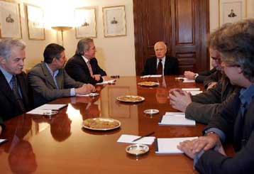 Οι αγώνες θα συνεχιστούν τονίζουν ΓΣΕΕ-ΑΔΕΔΥ μετά τη συνάντηση με τον Κ.Παπούλια