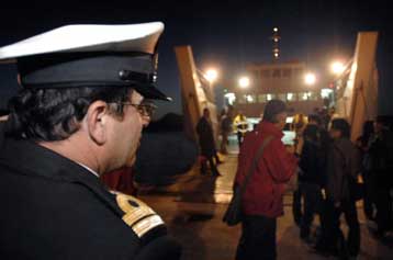 Ολοκληρώθηκε η εκκένωση του πλοίου που προσάραξε ανοιχτά του Πόρου