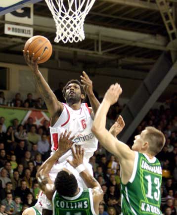 Το φινάλε θα κρίνει την πρόκριση για τους «αιώνιους» παρά τις ηρωικές νίκες τους