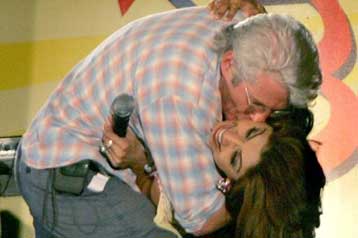 Αθώος ο Ρίτσαρντ Γκιρ για το περιβόητο φιλί στην Σίλπα Σέτι