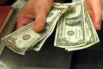 Κάτω από το ελβετικό φράγκο έπεσε για πρώτη φορά το δολάριο