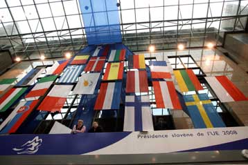 Ανησυχία για τη διολίσθηση του δολαρίου εκφράζουν για πρώτη φορά οι ηγέτες της ΕΕ