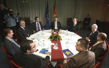 Διορία έως τη Σύνοδο του ΝΑΤΟ έδωσε η αντιπολίτευση στην κυβέρνηση Γκρουέφσκι