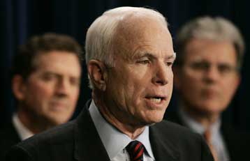 Αιφνιδιαστική επίσκεψη του Τζον ΜακΚέιν στο Ιράκ