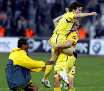 Αποθέωση για τους παίκτες του Αστέρα μετά τη νίκη στην Τούμπα