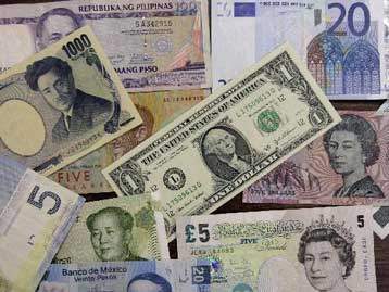 Στα 112 δολάρια σκαρφάλωσε το πετρέλαιο, νέα αρνητικά ρεκόρ για το αμερικανικό νόμισμα