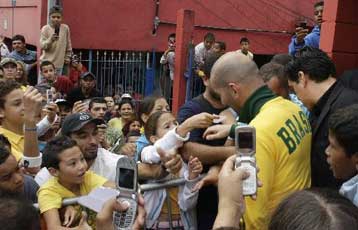 Ο Ζιντάν έπαιξε σε αγώνα φιλανθρωπικού χαρακτήρα σε φαβέλα του Σάο Πάολο