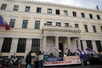 Ένταση στο δημαρχείο της Αθήνας από την εισβολή εργαζομένων στην καθαριότητα