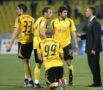 Παρά την πικρία ο Κωστένογλου ζήτησε το «5Χ5» από τους παίκτες του