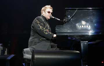 Στο πλευρό της Χίλαρι ο Έλτον Τζον με συναυλία στη Νέα Υόρκη στις 9 Απριλίου