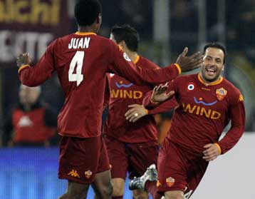 Ρωμαίοι «μονομάχοι» υπό το βλέμμα της «αυτοκράτειρας» Ίντερ