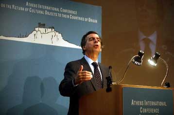 Εισβολή εργαζομένων στο γραφείο του υπουργού Πολιτισμού για το κτιριακό