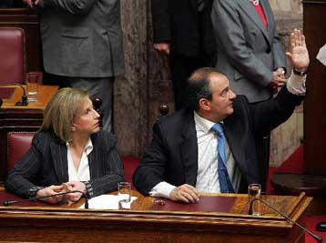 Σκληρή αντιπαράθεση στη Βουλή κατά την ονομαστική ψηφοφορία για το Ασφαλιστικό