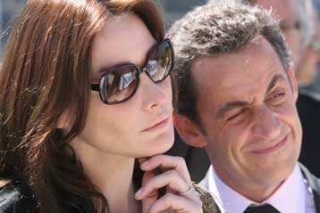 «Πόλεμο» κατά των γαλλικών ΜΜΕ άνοιξε η Κάρλα Μπρούνι