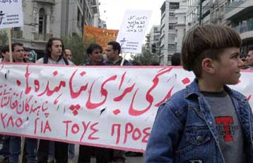 Σημαντική η συνεισφορά των μεταναστών στην ελληνική οικονομία, σύμφωνα με την ΕΤΕ