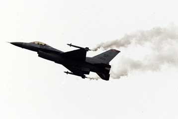 Στο έδαφος παραμένουν ισραηλινά μαχητικά μετά την ανακάλυψη καρκινογόνου ουσίας