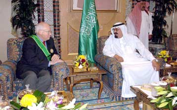 Τρόπους σταθεροποίησης της αγοράς πετρελαίου συζήτησε ο Ντικ Τσένι στη Σ.Αραβία