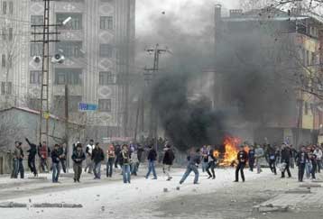 Δεκάδες τραυματίες σε συγκρούσεις Κούρδων με την τουρκική αστυνομία