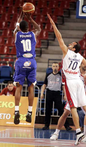 «Αλωσε» το κλειστό του Ελληνικού ο ΑΓΟΡ δίνοντας παράταση στο όνειρο της παραμονής