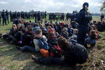 Συμβολικός «αποκλεισμός» από διαδηλωτές της έδρας του ΝΑΤΟ στις Βρυξέλλες