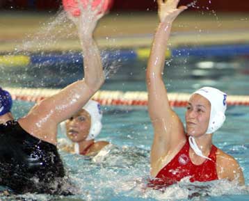 Έχασε αλλά προκρίθηκε ο Ολυμπιακός στο φάιναλ φορ του LEN Trophy γυναικών