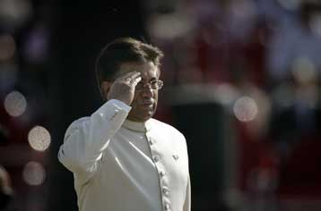 Πλήρη στήριξη στην κυβέρνηση συνασπισμού προσφέρει ο Περβέζ Μουσάραφ