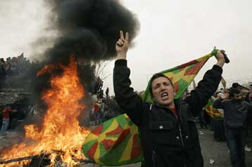 Δύο νεκροί στις συγκρούσεις Κούρδων διαδηλωτών με την αστυνομία στην Τουρκία