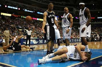 Σοβαρός τραυματισμός του Νοβίτσκι στην ήττα του Ντάλας από τους Σπερς