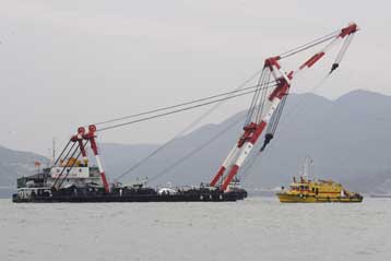 Σβήνουν οι ελπίδες για επιζώντες μετά το ναυάγιο στο Χονγκ Κονγκ