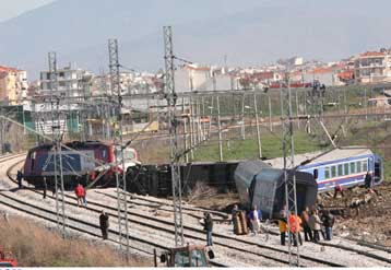 Σε ανθρώπινο λάθος αποδίδει ο ΟΣΕ τον εκτροχιασμό του Intercity στη Λάρισα