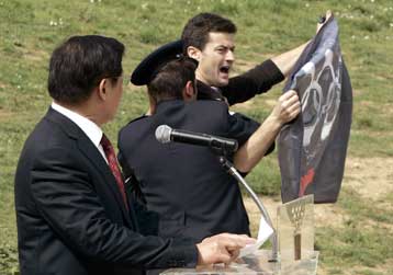 Επεισόδιο από διαδηλωτές στη διάρκεια της τελετής της Αφής της Φλόγας