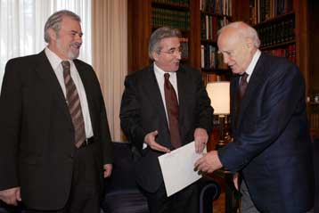 Αγωγές και δημοψήφισμα τα «όπλα» των συνδικάτων στη μάχη του Ασφαλιστικού