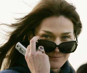 Σε δημοπρασία γυμνή φωτογραφία της Κάρλα Μπρούνι από τον οίκο Christies