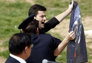 «Θλιβερό» χαρακτηρίζει η κινεζική κυβέρνηση το επεισόδιο στην τελετή Αφής της Φλόγας