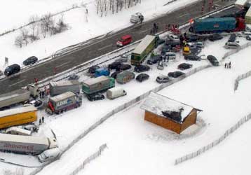 Ένας νεκρός και δεκάδες τραυματίες σε καραμπόλα 60 οχημάτων στην Αυστρία