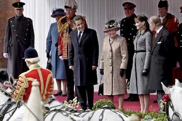 Βασιλική υποδοχή στη Βρετανία για το γαλλικό προεδρικό ζεύγος