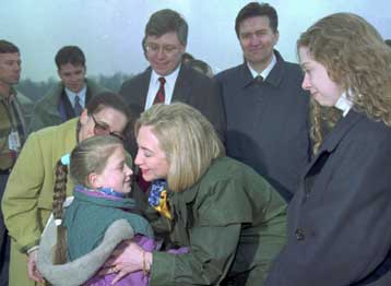 Υπό πίεση η Χ.Κλίντον για το «πόθεν έσχες» και τις ατυχείς δηλώσεις της για τη Βοσνία