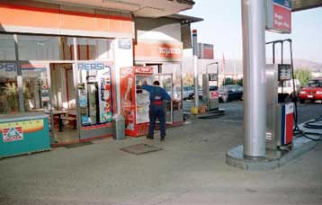Έως τα 1,25 ευρώ το λίτρο εκτινάχθηκε η τιμή της βενζίνης