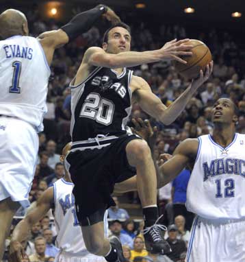 Εμπειρία και Τζινόμπιλι «μίλησαν» στην αναμέτρηση των Σπερς με τους Μάτζικ