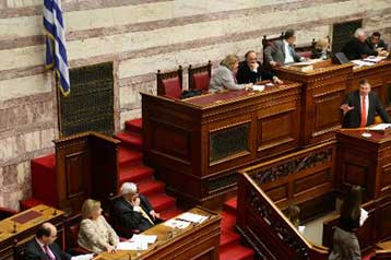 Υψηλοί τόνοι στη Βουλή στη συζήτηση την πρόταση δυσπιστίας