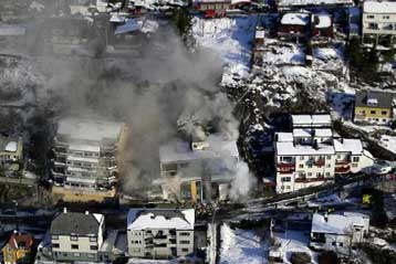 Δυσχεραίνει η πυρκαγιά τις προσπάθειες διάσωσης των πέντε αγνοούμενων στη Νορβηγία