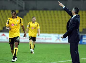 Την επιστροφή Δέλλα, Αρουαμπαρένα και διεθνών περιμένει ο Κωστένογλου